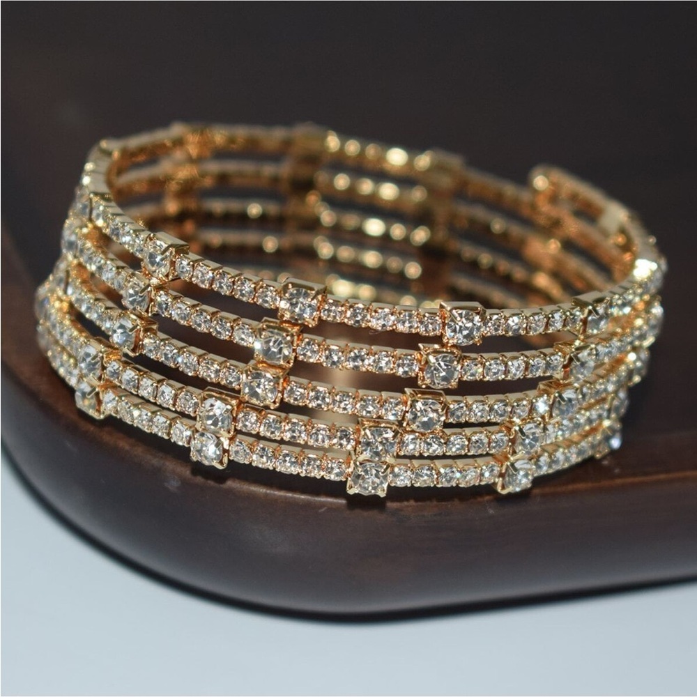 Elegant Gold and Diamond Bracelet